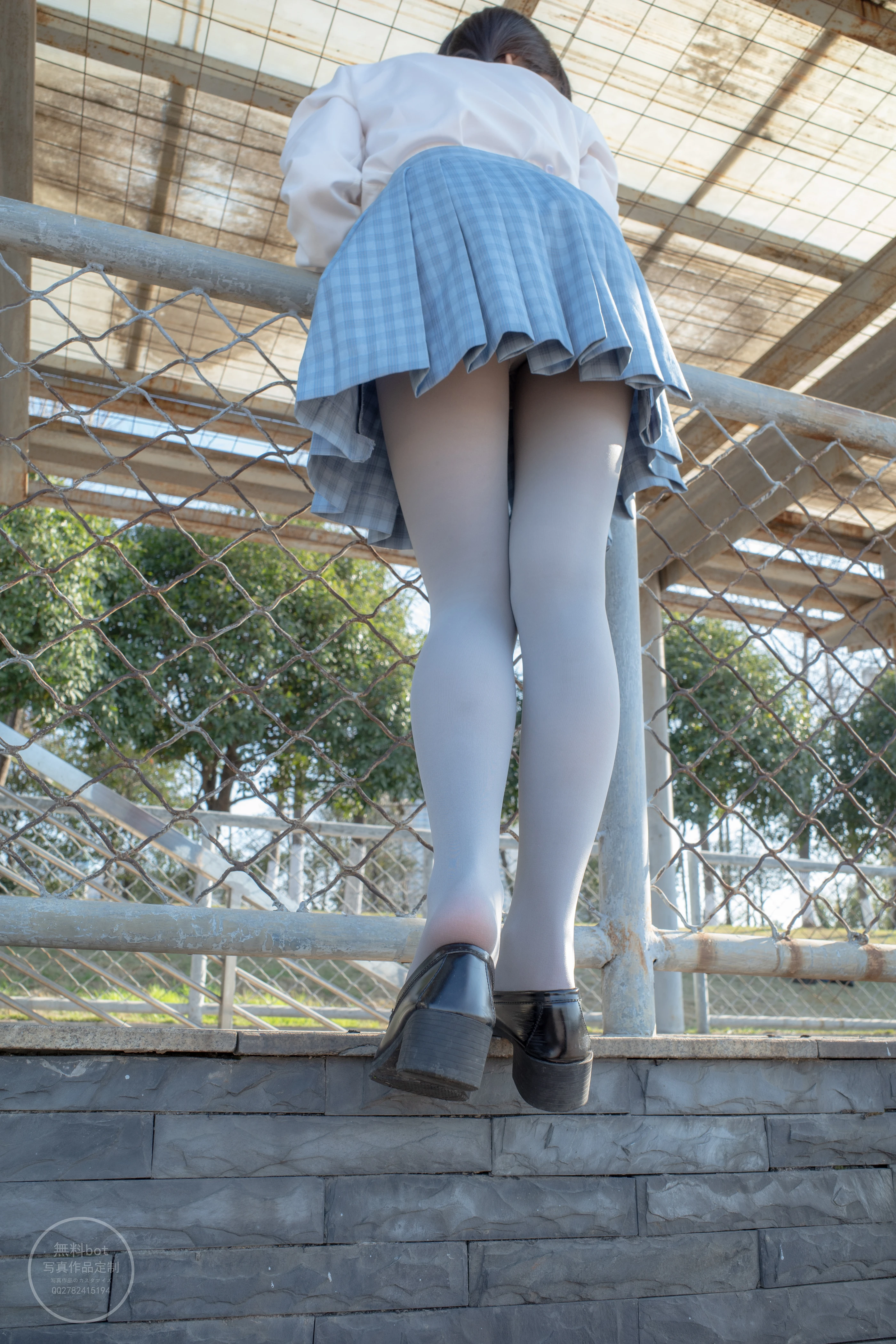 森萝财团 有料 NO.030 小香 户外公园里的JK制服灰丝美腿 [100P]插图8